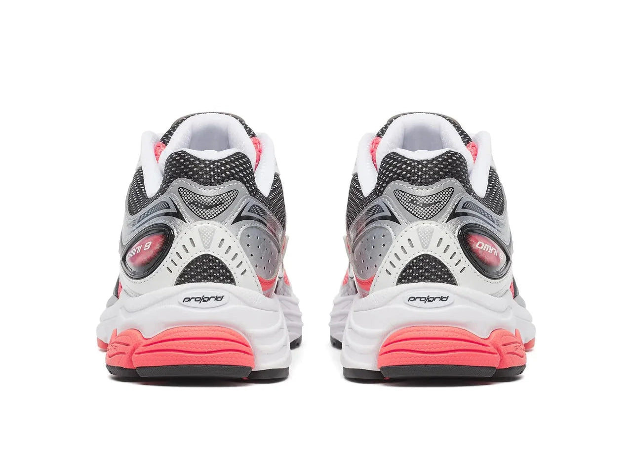 Saucony ProGrid Omni 9 Silver Coral, sneaker Saucony argentée avec détails corail, construction multicouche et silhouette running rétro vue de derrière. 