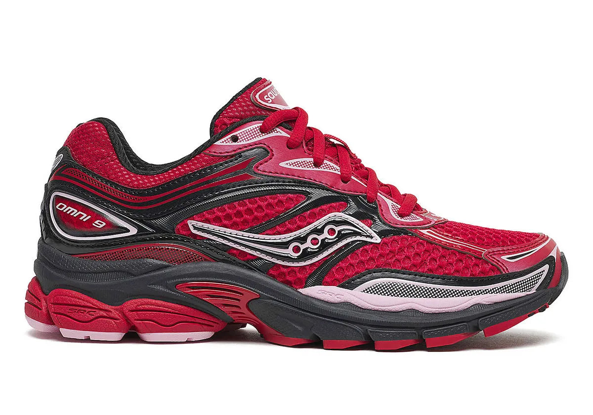 Sneakers Saucony ProGrid Omni 9 Saint-Valentin en mesh respirant avec superpositions rouges et roses et technologie ProGrid.
