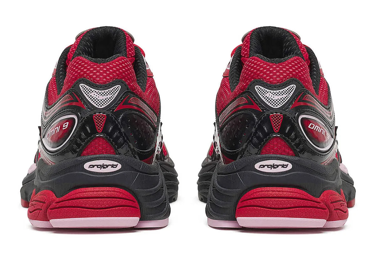 Sneakers Saucony ProGrid Omni 9 Saint-Valentin en mesh respirant avec superpositions rouges et roses et technologie ProGrid.