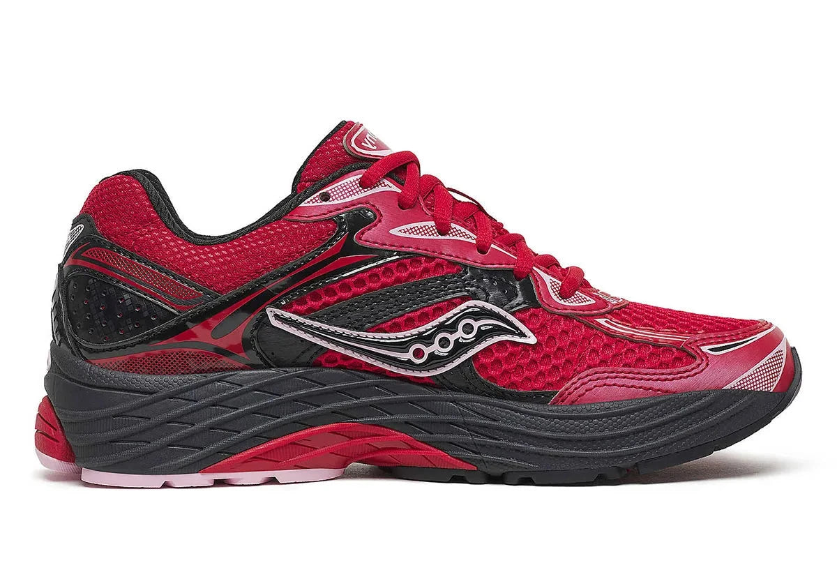 Sneakers Saucony ProGrid Omni 9 Saint-Valentin en mesh respirant avec superpositions rouges et roses et technologie ProGrid.