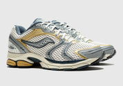 Saucony ProGrid Triumph 4 Fabricated Future, sneaker Saucony rétro-running au design technique et futuriste avec construction multicouche et amorti ProGrid.