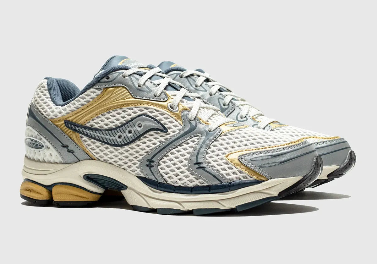 Saucony ProGrid Triumph 4 Fabricated Future, sneaker Saucony rétro-running au design technique et futuriste avec construction multicouche et amorti ProGrid.