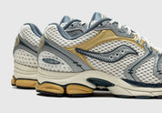 Saucony ProGrid Triumph 4 Fabricated Future, sneaker Saucony rétro-running au design technique et futuriste avec construction multicouche et amorti ProGrid.
