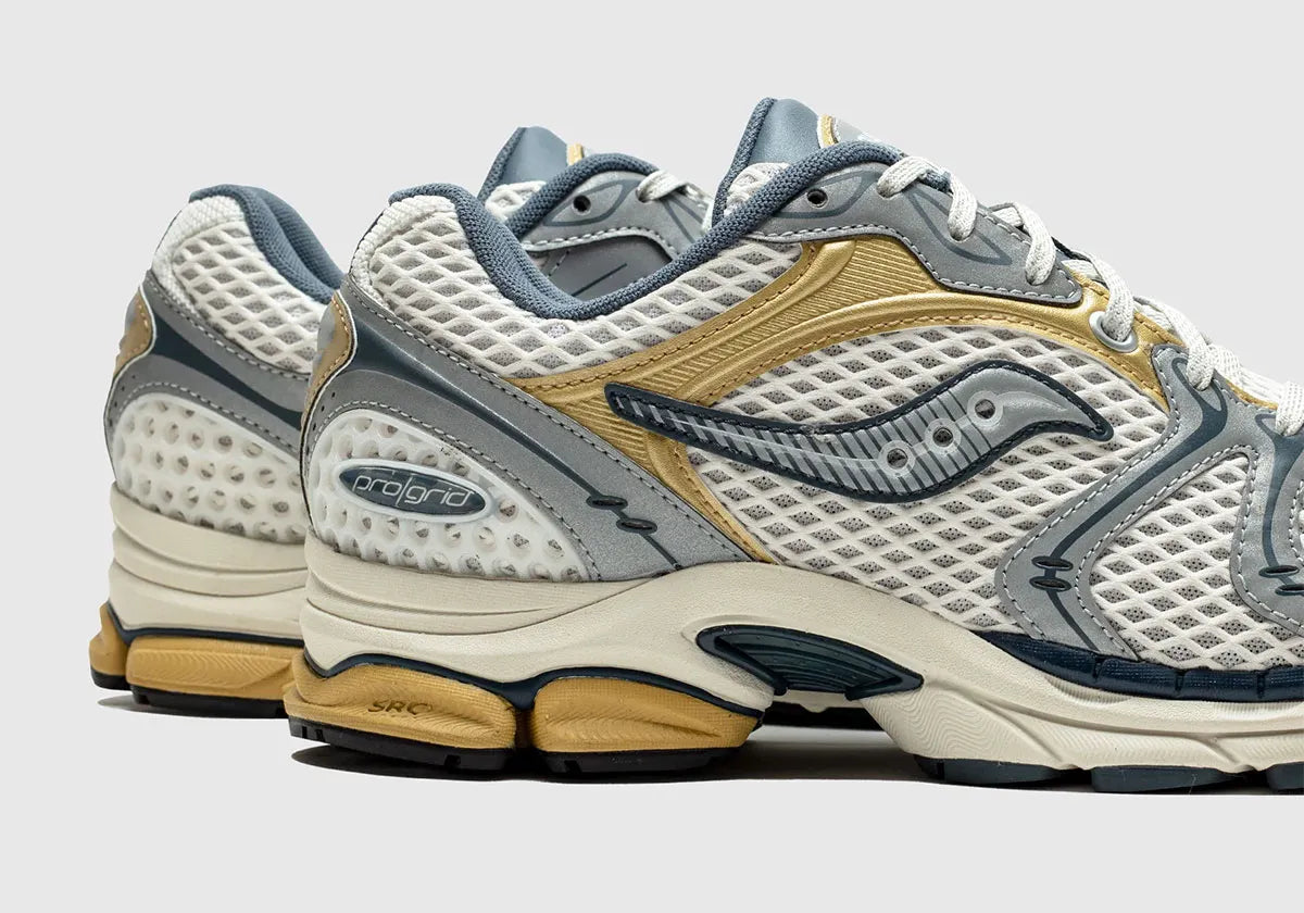 Saucony ProGrid Triumph 4 Fabricated Future, sneaker Saucony rétro-running au design technique et futuriste avec construction multicouche et amorti ProGrid.