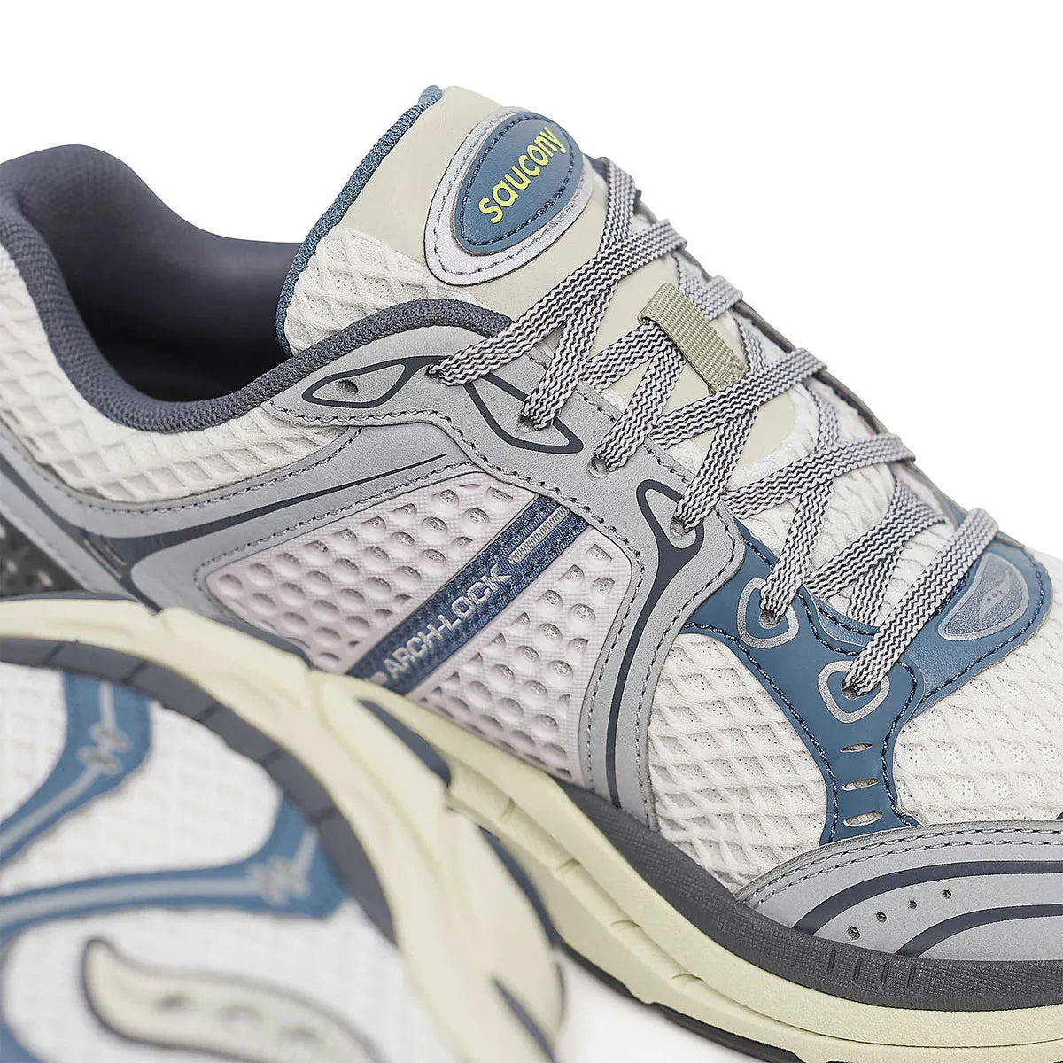 Saucony ProGrid Triumph 4 Ice Orion Blue en mesh blanc avec superpositions bleu glacé et amorti ProGrid