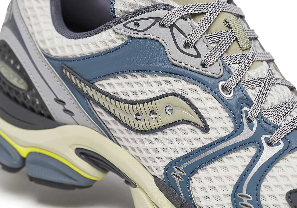 Saucony ProGrid Triumph 4 Ice Orion Blue en mesh blanc avec superpositions bleu glacé et amorti ProGrid