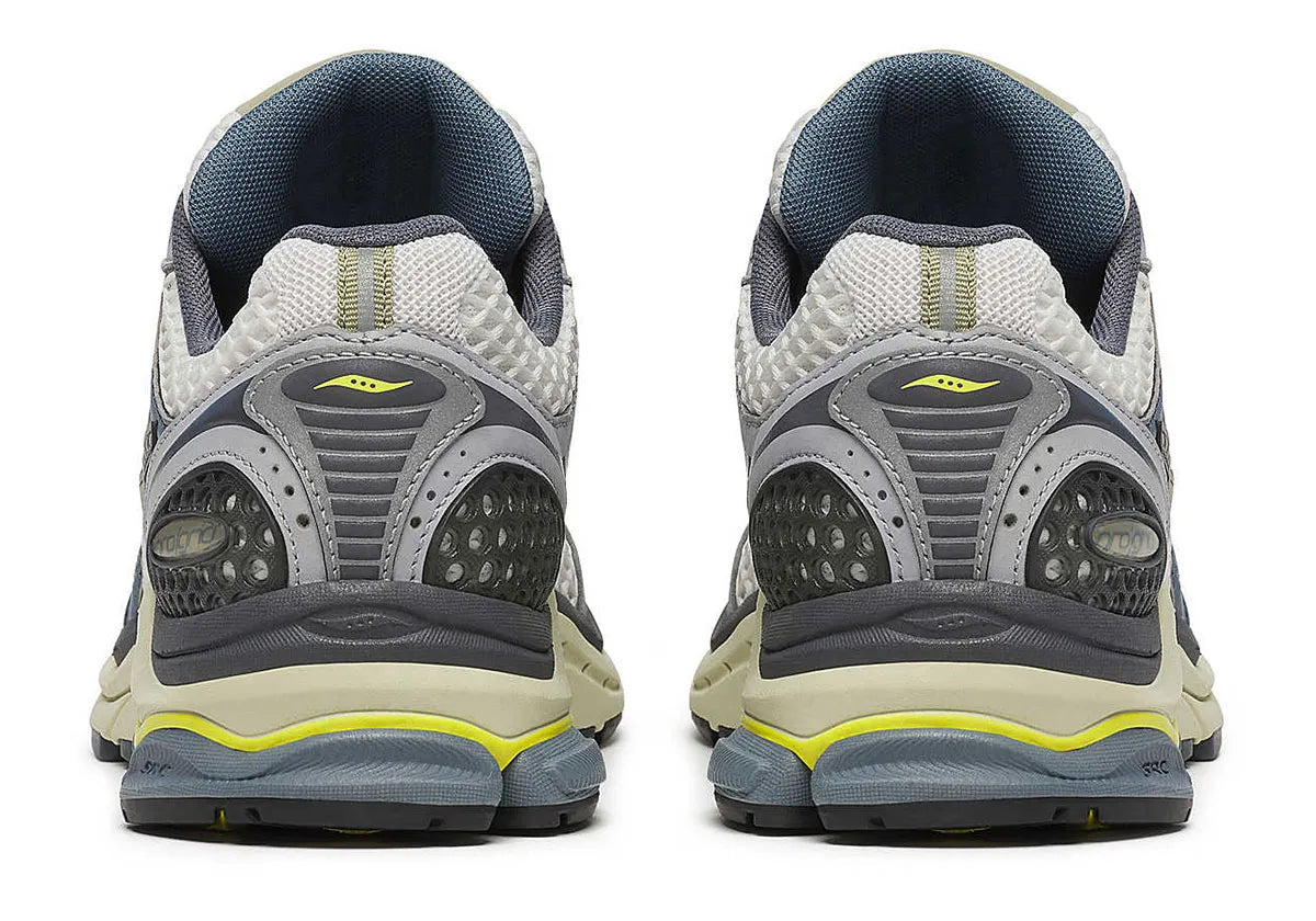 Saucony ProGrid Triumph 4 Ice Orion Blue en mesh blanc avec superpositions bleu glacé et amorti ProGrid