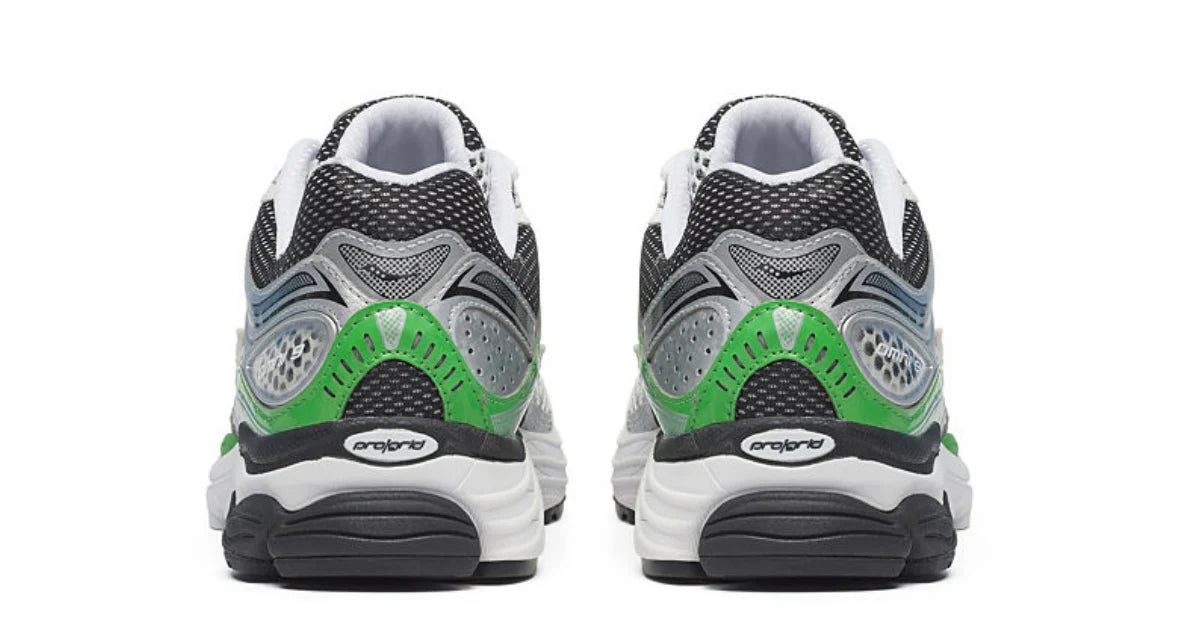 Saucony ProGrid Omni 9 Silver Green en mesh argenté avec détails verts et amorti ProGrid vue de derrière. 