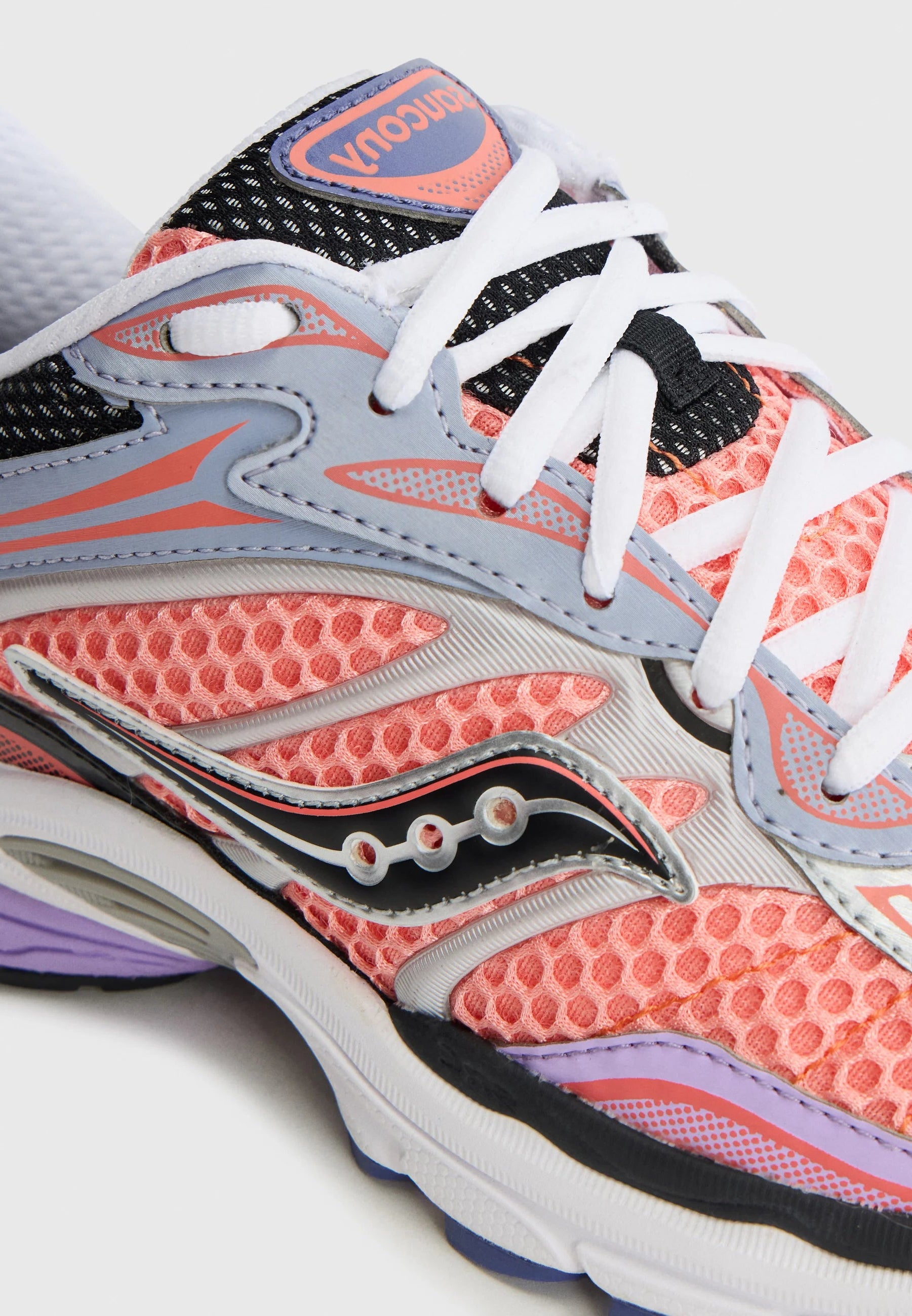 Image de la Saucony ProGrid Omni 9 Pink/Purple, sneaker rose vif et violet profond, tige mesh/daim/cuir, cage latérale TPU de maintien, semelle EVA ProGrid™, design rétro-running 2010. Vue zoomée sur le profil de la chaussure.