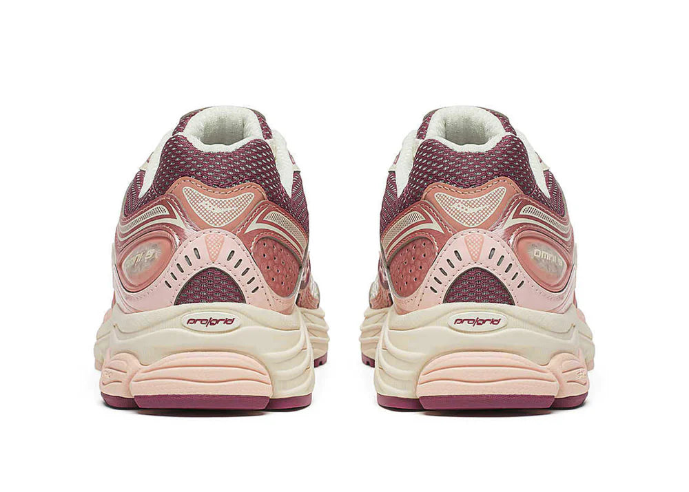 Saucony ProGrid Omni 9 Ivory Peoni en mesh ivoire avec détails rosés et amorti ProGrid vue de derrière. 