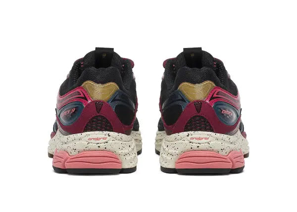 Saucony ProGrid Omni 9 Autumnal Equinox, sneaker running rétro multicolore avec mesh ouvert, accents métalliques irisés et semelle Grid vue de derrière. 