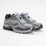 Image de la Saucony ProGrid Omni 9 Microchip, sneaker gris-foncé en mesh et synthétique avec cage latérale TPU, semelle ProGrid™, design rétro-running urbain. Vue de 3/4 face. 