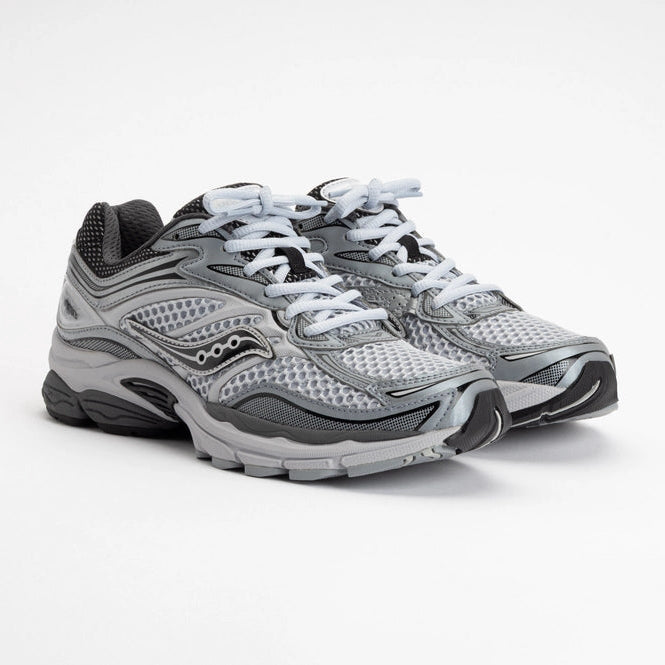 Image de la Saucony ProGrid Omni 9 Microchip, sneaker gris-foncé en mesh et synthétique avec cage latérale TPU, semelle ProGrid™, design rétro-running urbain. Vue de 3/4 face. 