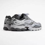 Image de la Saucony ProGrid Omni 9 Microchip, sneaker gris-foncé en mesh et synthétique avec cage latérale TPU, semelle ProGrid™, design rétro-running urbain. Vue de 3/4 arrière. 