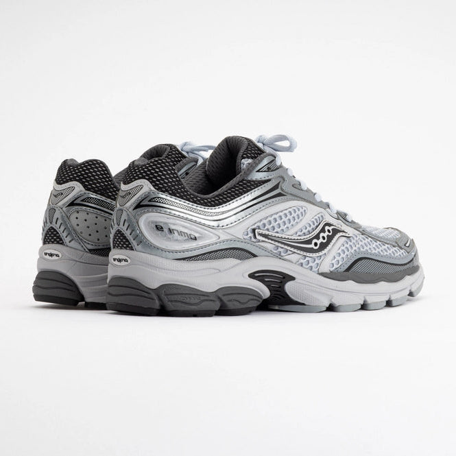 Image de la Saucony ProGrid Omni 9 Microchip, sneaker gris-foncé en mesh et synthétique avec cage latérale TPU, semelle ProGrid™, design rétro-running urbain. Vue de 3/4 arrière. 