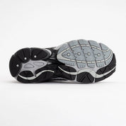 Image de la Saucony ProGrid Omni 9 Microchip, sneaker gris-foncé en mesh et synthétique avec cage latérale TPU, semelle ProGrid™, design rétro-running urbain. Vue sur la semelle. 