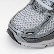 Image de la Saucony ProGrid Omni 9 Microchip, sneaker gris-foncé en mesh et synthétique avec cage latérale TPU, semelle ProGrid™, design rétro-running urbain. Vue zoomée sur les détails à l'avant de la chaussure. 