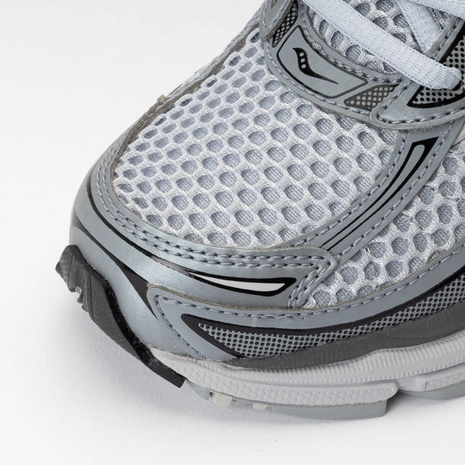 Image de la Saucony ProGrid Omni 9 Microchip, sneaker gris-foncé en mesh et synthétique avec cage latérale TPU, semelle ProGrid™, design rétro-running urbain. Vue zoomée sur les détails à l'avant de la chaussure. 