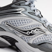 Image de la Saucony ProGrid Omni 9 Microchip, sneaker gris-foncé en mesh et synthétique avec cage latérale TPU, semelle ProGrid™, design rétro-running urbain. Vue zoomée sur les détails du profil de la chaussure. 