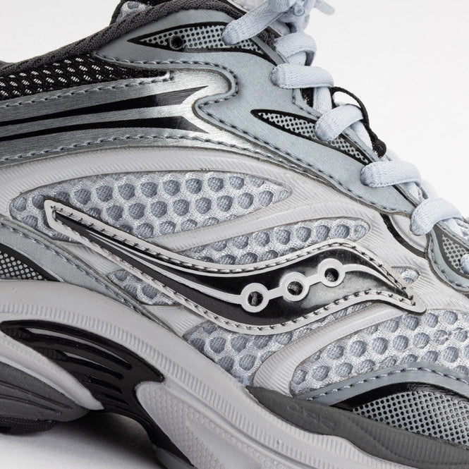 Image de la Saucony ProGrid Omni 9 Microchip, sneaker gris-foncé en mesh et synthétique avec cage latérale TPU, semelle ProGrid™, design rétro-running urbain. Vue zoomée sur les détails du profil de la chaussure. 