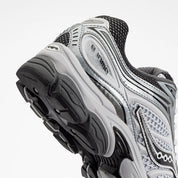 Image de la Saucony ProGrid Omni 9 Microchip, sneaker gris-foncé en mesh et synthétique avec cage latérale TPU, semelle ProGrid™, design rétro-running urbain. Vue zoomée sur les détails de l'arrière de la chaussure. 