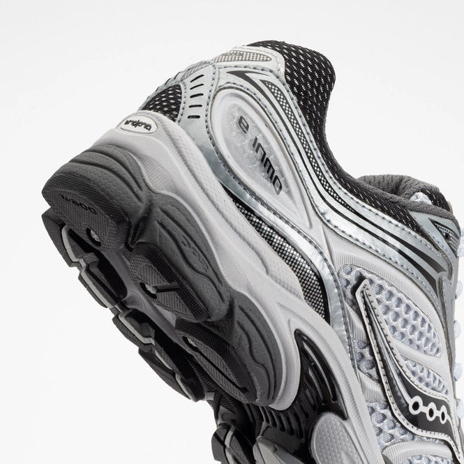 Image de la Saucony ProGrid Omni 9 Microchip, sneaker gris-foncé en mesh et synthétique avec cage latérale TPU, semelle ProGrid™, design rétro-running urbain. Vue zoomée sur les détails de l'arrière de la chaussure. 