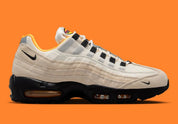 Nike SB Air Max 95 World Cup Pack Sail avec tige multicouche claire, panneaux ondulés structurés, amorti Nike Air visible et semelle extérieure en caoutchouc.