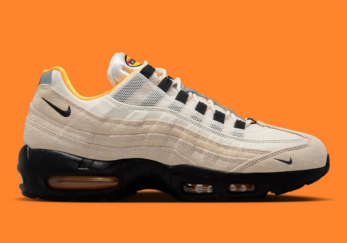 Nike SB Air Max 95 World Cup Pack Sail avec tige multicouche claire, panneaux ondulés structurés, amorti Nike Air visible et semelle extérieure en caoutchouc.