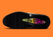 Nike SB Air Max 95 World Cup Pack Sail avec tige multicouche claire, panneaux ondulés structurés, amorti Nike Air visible et semelle extérieure en caoutchouc.