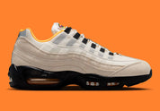 Nike SB Air Max 95 World Cup Pack Sail avec tige multicouche claire, panneaux ondulés structurés, amorti Nike Air visible et semelle extérieure en caoutchouc.