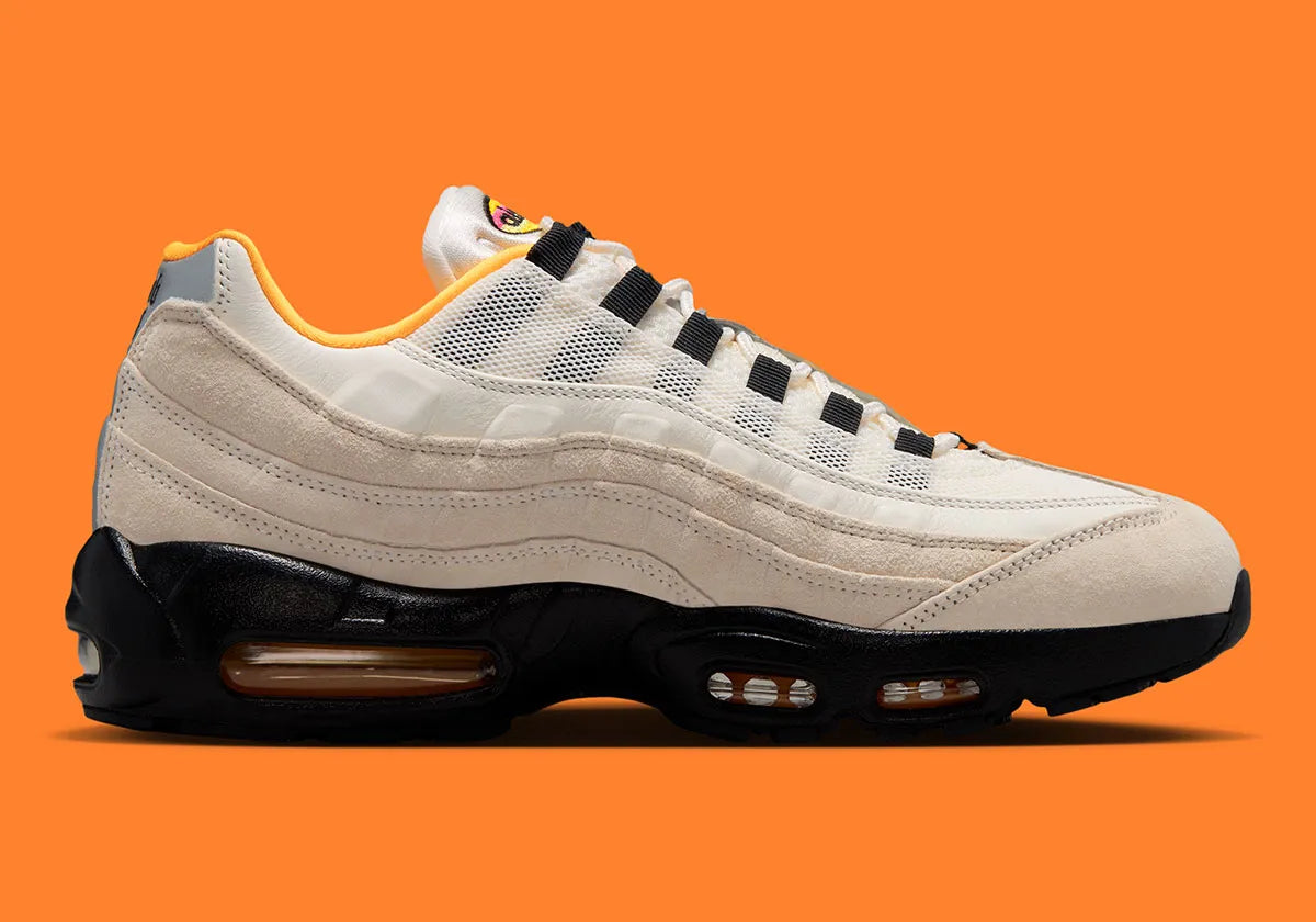 Nike SB Air Max 95 World Cup Pack Sail avec tige multicouche claire, panneaux ondulés structurés, amorti Nike Air visible et semelle extérieure en caoutchouc.