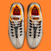 Nike SB Air Max 95 World Cup Pack Sail avec tige multicouche claire, panneaux ondulés structurés, amorti Nike Air visible et semelle extérieure en caoutchouc.