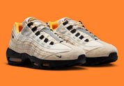 Nike SB Air Max 95 World Cup Pack Sail avec tige multicouche claire, panneaux ondulés structurés, amorti Nike Air visible et semelle extérieure en caoutchouc.