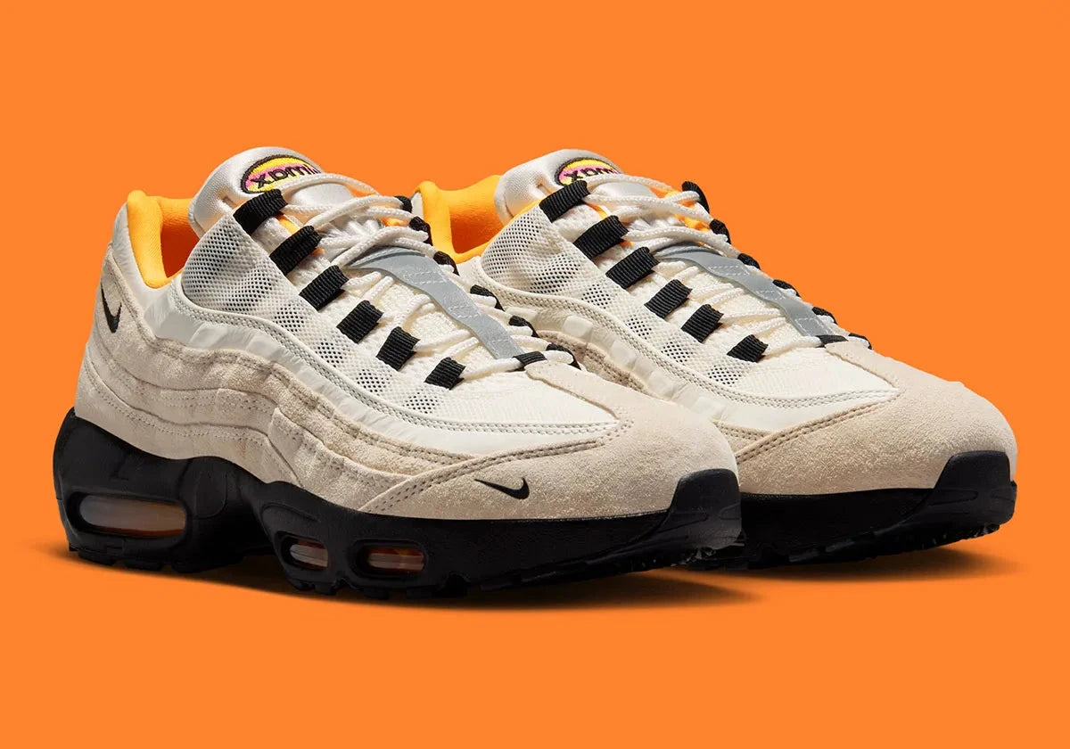 Nike SB Air Max 95 World Cup Pack Sail avec tige multicouche claire, panneaux ondulés structurés, amorti Nike Air visible et semelle extérieure en caoutchouc.