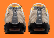 Nike SB Air Max 95 World Cup Pack Sail avec tige multicouche claire, panneaux ondulés structurés, amorti Nike Air visible et semelle extérieure en caoutchouc.