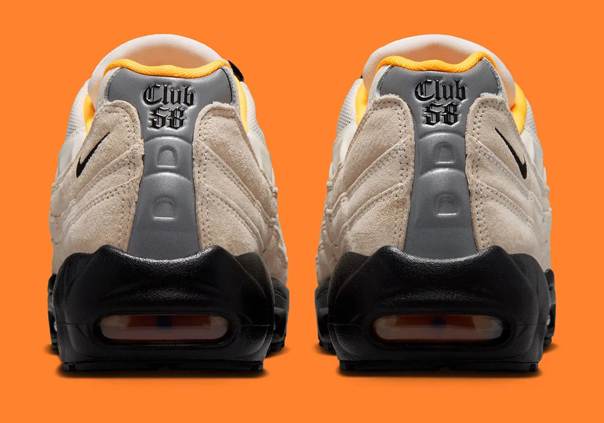 Nike SB Air Max 95 World Cup Pack Sail avec tige multicouche claire, panneaux ondulés structurés, amorti Nike Air visible et semelle extérieure en caoutchouc.