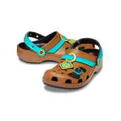 Crocs Classic Clog Scooby-Doo! inspirées du célèbre personnage Scooby-Doo!, avec détails graphiques exclusifs, bride pivotante et semelle légère en résine Croslite™.