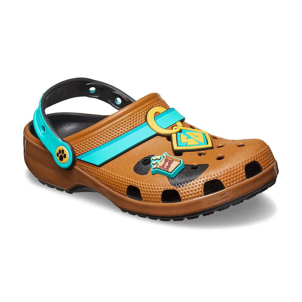 Crocs Classic Clog Scooby-Doo! inspirées du célèbre personnage Scooby-Doo!, avec détails graphiques exclusifs, bride pivotante et semelle légère en résine Croslite™.