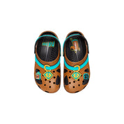 Crocs Classic Clog Scooby-Doo! inspirées du célèbre personnage Scooby-Doo!, avec détails graphiques exclusifs, bride pivotante et semelle légère en résine Croslite™.