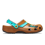 Crocs Classic Clog Scooby-Doo! inspirées du célèbre personnage Scooby-Doo!, avec détails graphiques exclusifs, bride pivotante et semelle légère en résine Croslite™.