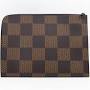 Louis Vuitton x Nigo Pochette Jour Damier Ebene Giant GM Brown, grande pochette Louis Vuitton marron avec motif Damier Ebene Giant et fermeture zippée, signée Nigo.