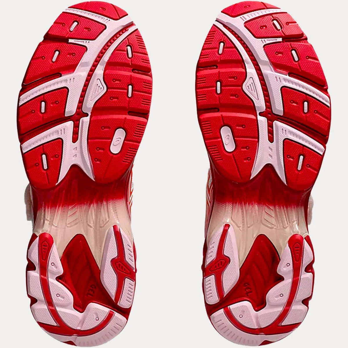 Sneaker ASICS GT-2160 Cecilie Bahnsen Habanero rouge avec mesh technique, détails floraux et amorti GEL premium.