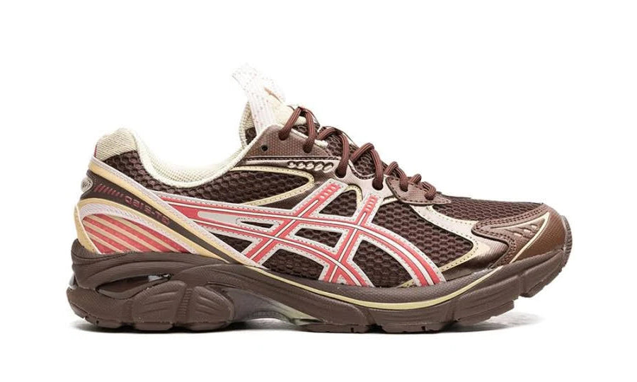 Sneaker ASICS UB8-S GT-2160 Brown Storm Sienna en mesh brun et terre cuite avec amorti GEL et design rétro-running avant-gardiste vue de profil. 