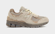 New Balance 2002R Protection Pack Brown en suède brun avec empiècements à bords bruts, semelle N-ergy et silhouette rétro-running.