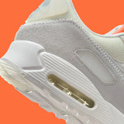 Sneakers Nike Air Max 90 size? blanches White Soft Pearl en cuir et matières premium avec unité Air visible et design iconique