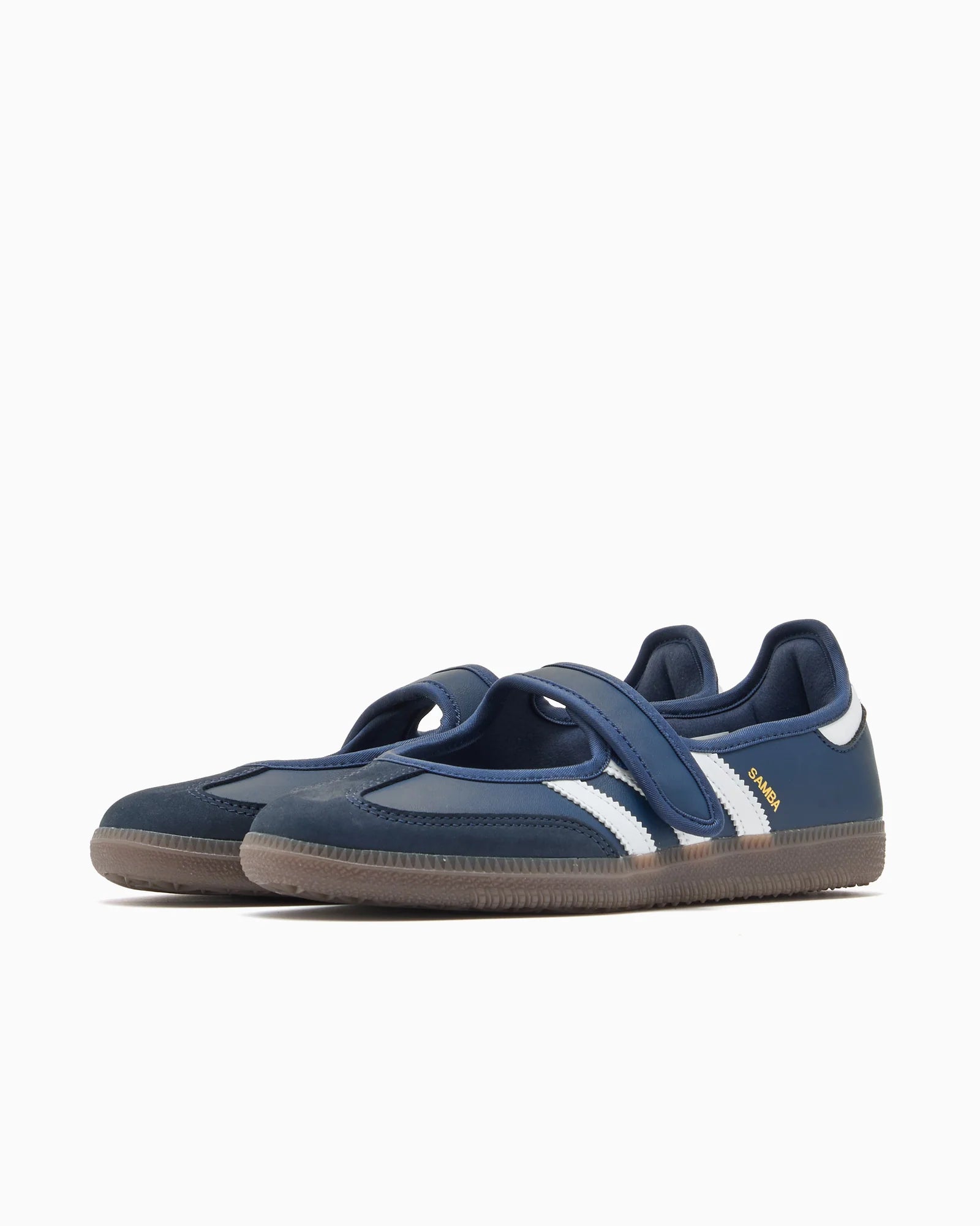 Adidas Samba Jane Crew Navy White en cuir bleu marine et blanc avec bride Mary Jane et semelle gomme rétro emblématique. vue de 3/4