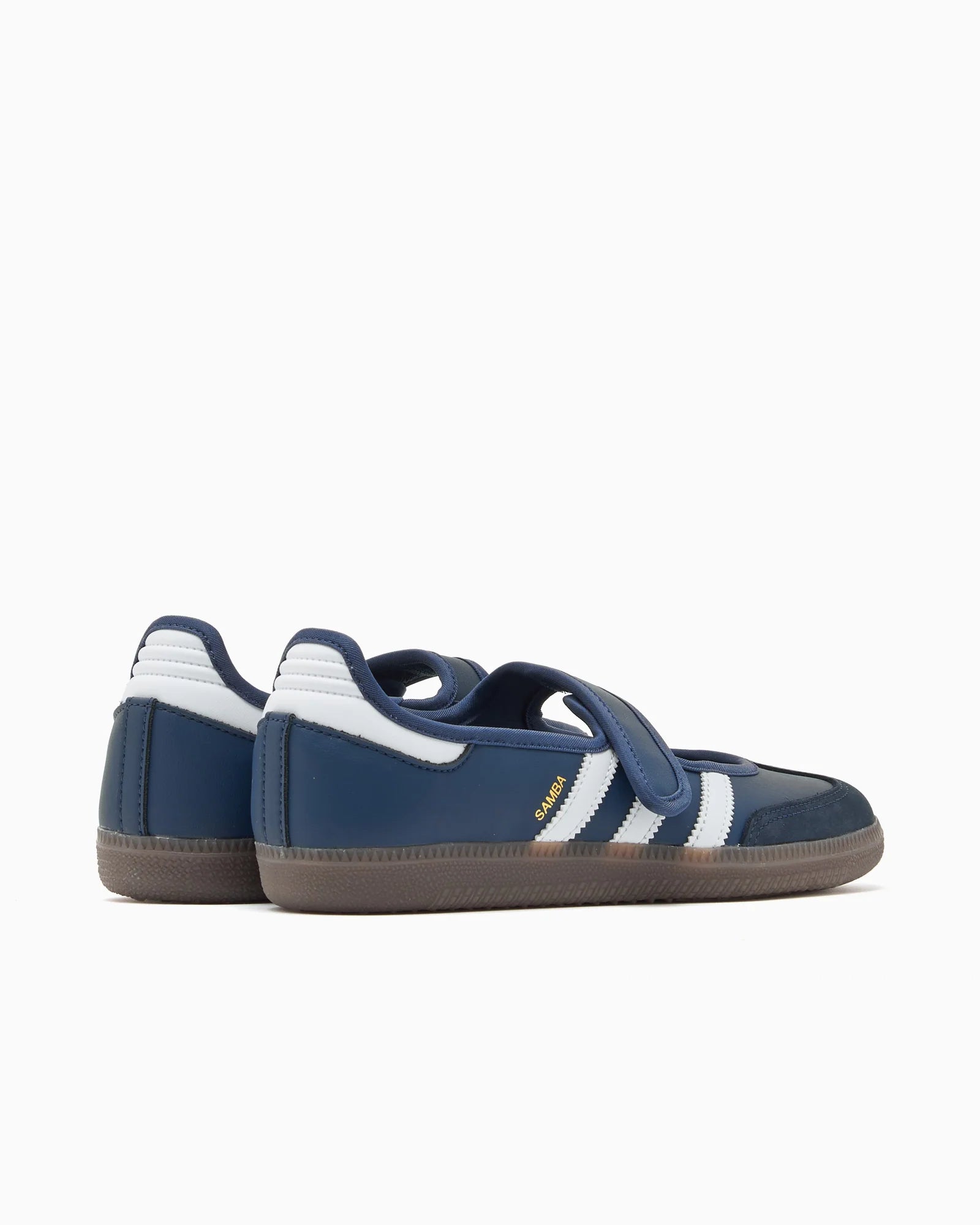 Adidas Samba Jane Crew Navy White en cuir bleu marine et blanc avec bride Mary Jane et semelle gomme rétro emblématique. vue de 3/4 arrière