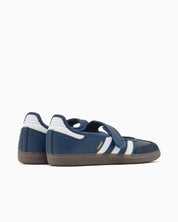 Adidas Samba Jane Crew Navy White en cuir bleu marine et blanc avec bride Mary Jane et semelle gomme rétro emblématique. vue de 3/4 arrière