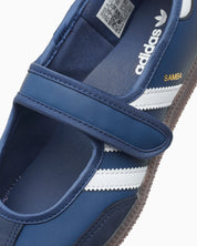 Adidas Samba Jane Crew Navy White en cuir bleu marine et blanc avec bride Mary Jane et semelle gomme rétro emblématique. zoom avant de la chaussure