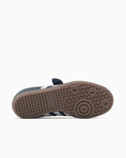 Adidas Samba Jane Crew Navy White en cuir bleu marine et blanc avec bride Mary Jane et semelle gomme rétro emblématique. vue semelle